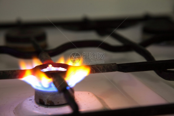 从厨房煤气炉灶燃烧的火焰图片