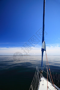 游艇帆船航行在黄海蓝天暑假旅游奢侈生活方式图片