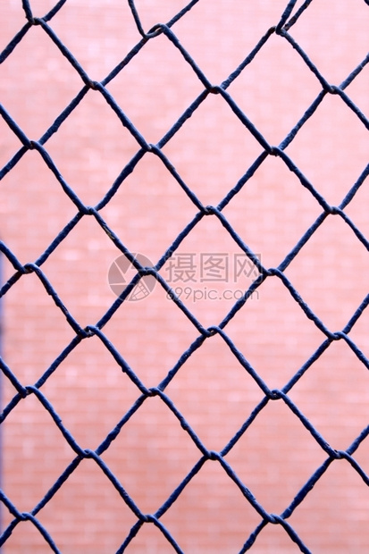 粉红背景的蓝色铁丝网围栏图片