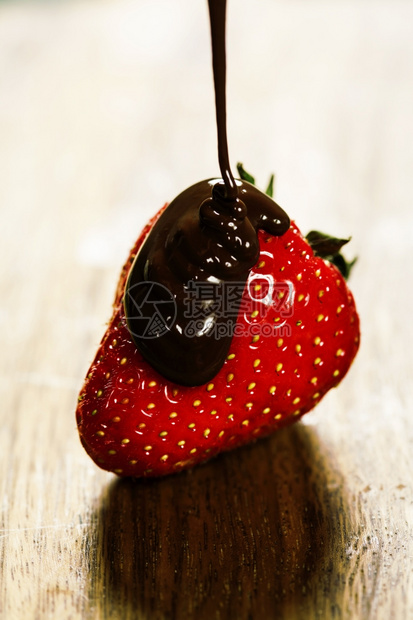 草莓和巧克力糖浆甜点图片