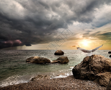 暴风云和海上闪电图片