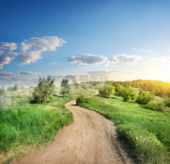 日落时在乡间公路上雾图片