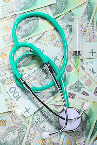 良好的保健服务概念对货币的绿色听诊器抛光兹罗提纸钞图片