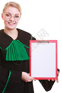 法律庭或司概念年轻女律师身着经典光亮波兰黑色绿袍空白剪贴板签名复制文本空间图片
