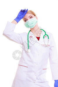 身戴面罩和白色实验室大衣的过份工作妇女带听诊器的疲劳医生或护士被隔离的医生或护士疗保险的务人员图片