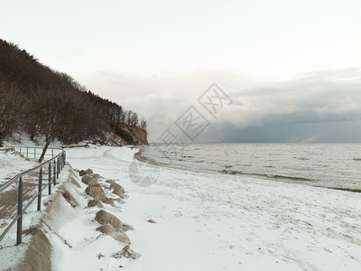 波兰奥罗沃的Gdynia悬崖美丽的冬季风景图片