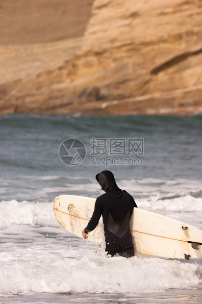 成年男出海冲浪图片