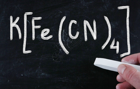 黑板上的化学公式背景图片