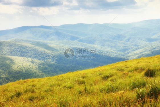 山中美丽的夏日风景蓝天空云布兹扎迪波兰图片