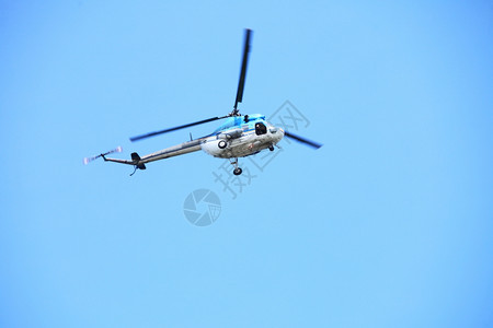 救援直升机在蓝天空中飞行图片