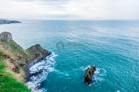 爱尔兰的风景海岸线亚特兰海滨岩石岸景色爱尔兰欧洲科克县图片