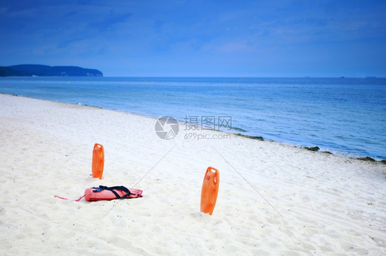 拯救海滩生命人员设备橙保护工具沙滩红塑料浮力援助图片