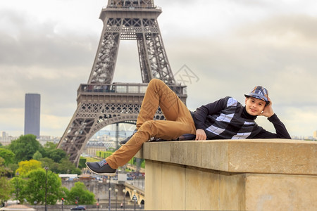 坐在法国巴黎Eiffel铁塔LaTourEiffel背景的地毯上图片