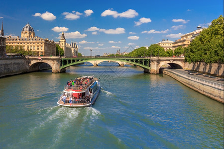位于塞纳河和法国巴黎的门卫桥图片