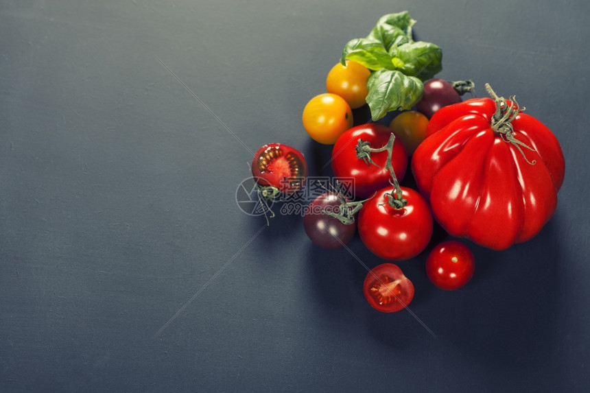 深底带和蔬菜的新鲜葡萄番茄图片