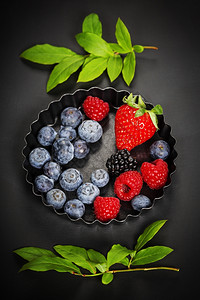 蓝莓草莓和蓝健康饮食园艺收获概念背景