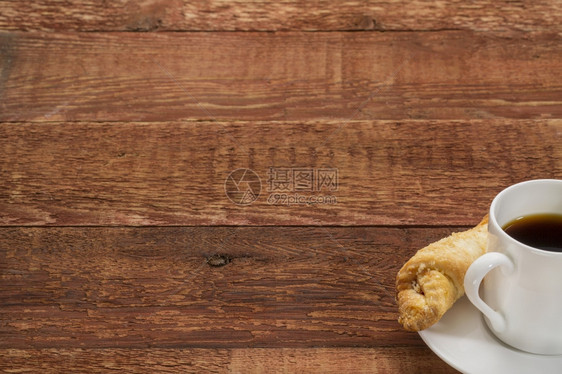 咖啡杯在生锈的谷仓木板上加饼干复制空间图片