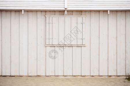 海滩上的木制建筑房屋白的窗户木制材背景图片