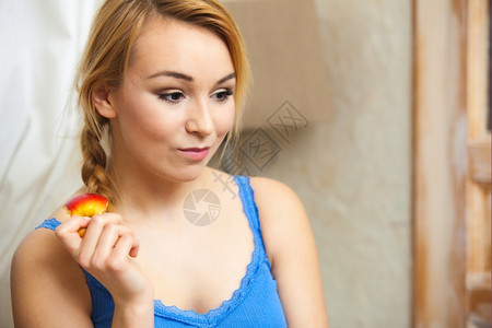 年轻女孩吃新鲜水果健康饮食和营养图片