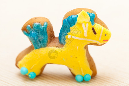 自制的姜饼小马白色有冰淇淋和蓝黄装饰假日手工制作的概念图片