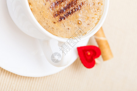 白杯热饮料咖啡卡布奇诺拿铁加冰霜甜华夫饼卷棒奶油和红心爱符号情人节和日工作室拍摄图片
