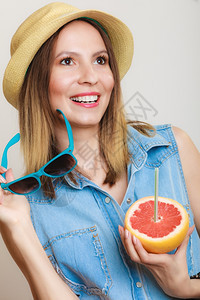 暑假在太阳镜和帽子上快乐的女游客喝着灰色的葡萄果汁健康的食物和饮料图片