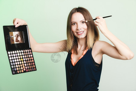 女发型师用有专业化妆品的装饰和梳子眼影水美容学图片