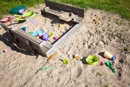 童年时代沙坑箱在操场或花园里装有多彩的塑料玩具高清图片