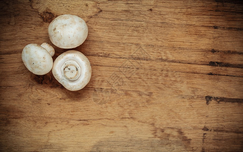 蔬菜食品新鲜的白色蘑菇木制厨房桌上的冠军图片