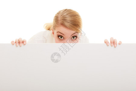 广告藏在空白复制间横幅后面的有趣女人孤立在白色上商业妇女推荐你的产品图片