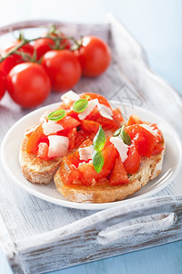 意大利番茄面粉大蒜和橄榄油的意大利粗菜加番茄大蒜和橄榄油图片
