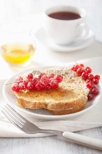 早餐时加红和蜂蜜的法式吐司图片
