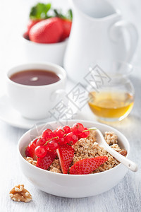 热茶和浆果酸奶图片
