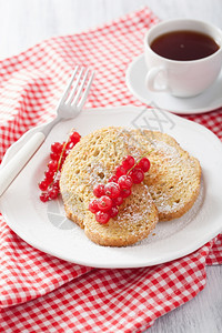 早餐用红面包和糖粉加图片