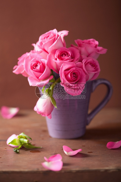 花瓶中美丽的粉红玫瑰花束图片