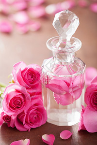 香水瓶和粉红玫瑰花温泉芳香疗法图片