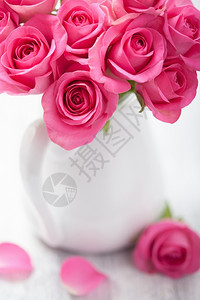 花瓶中美丽的粉红玫瑰花束图片