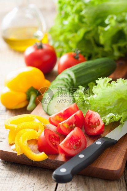 新鲜蔬菜黄瓜西红茄胡椒和沙拉叶图片