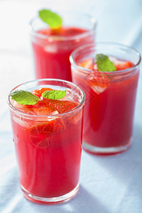 草莓果汁和薄荷夏季饮料图片
