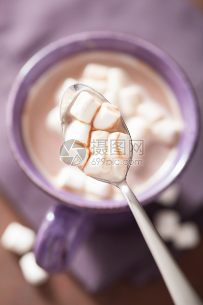 紫色杯子里含棉花糖的牛奶或咖啡图片