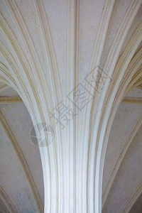 白色保险库天花板的关闭由旧柱子作为建筑部分支持古老的建筑风格图片