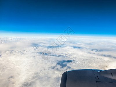 飞机飞行中在窗口可以看到引擎图片