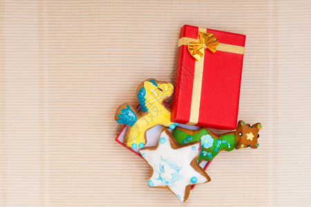 圣诞手工做的姜饼蛋糕有冰淇淋和装饰甜红礼盒有棕色背景的金丝带假日概念图片