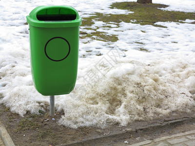 绿色粘糊垃圾箱或街头冬季风景图片