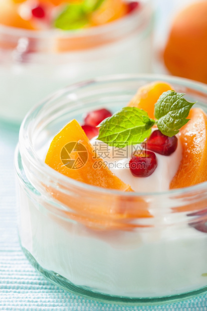 搭配新鲜果杏和酸奶的健康早餐图片