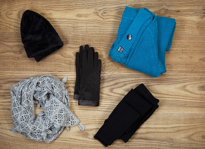 挂在铁制木板上的秋天或冬季服装和附件的盖头包括手套帽子羊毛袜围巾和衣图片