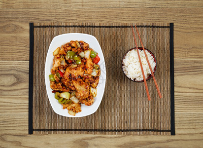 辣鸡饭和碗的旁观竹子天然配料上放着筷子底下有生锈木板图片
