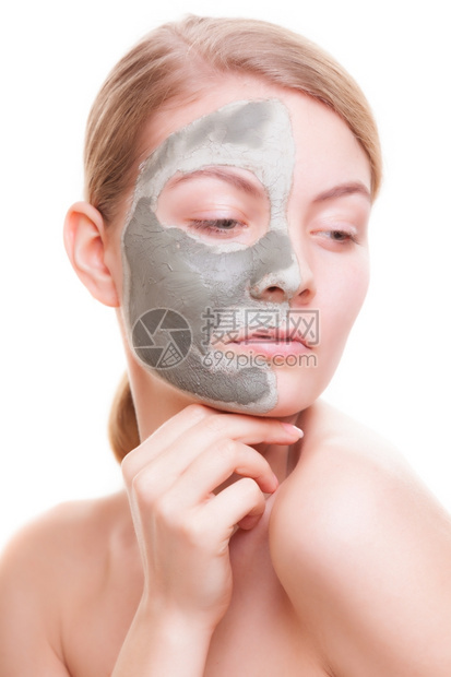 照顾皮肤年轻女脸上戴着粘土面具女孩照顾干燥的情谊孤立斯帕和美容治疗图片