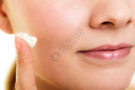 皮肤护理女人照顾干皮肤女手上脱脂奶油美容治疗图片