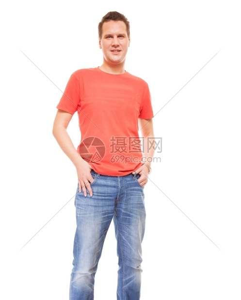 身穿红色T恤牛仔裤的青年男子穿红色T恤牛仔裤穿着随便时的风格手握在口袋里白色背景上被孤立图片